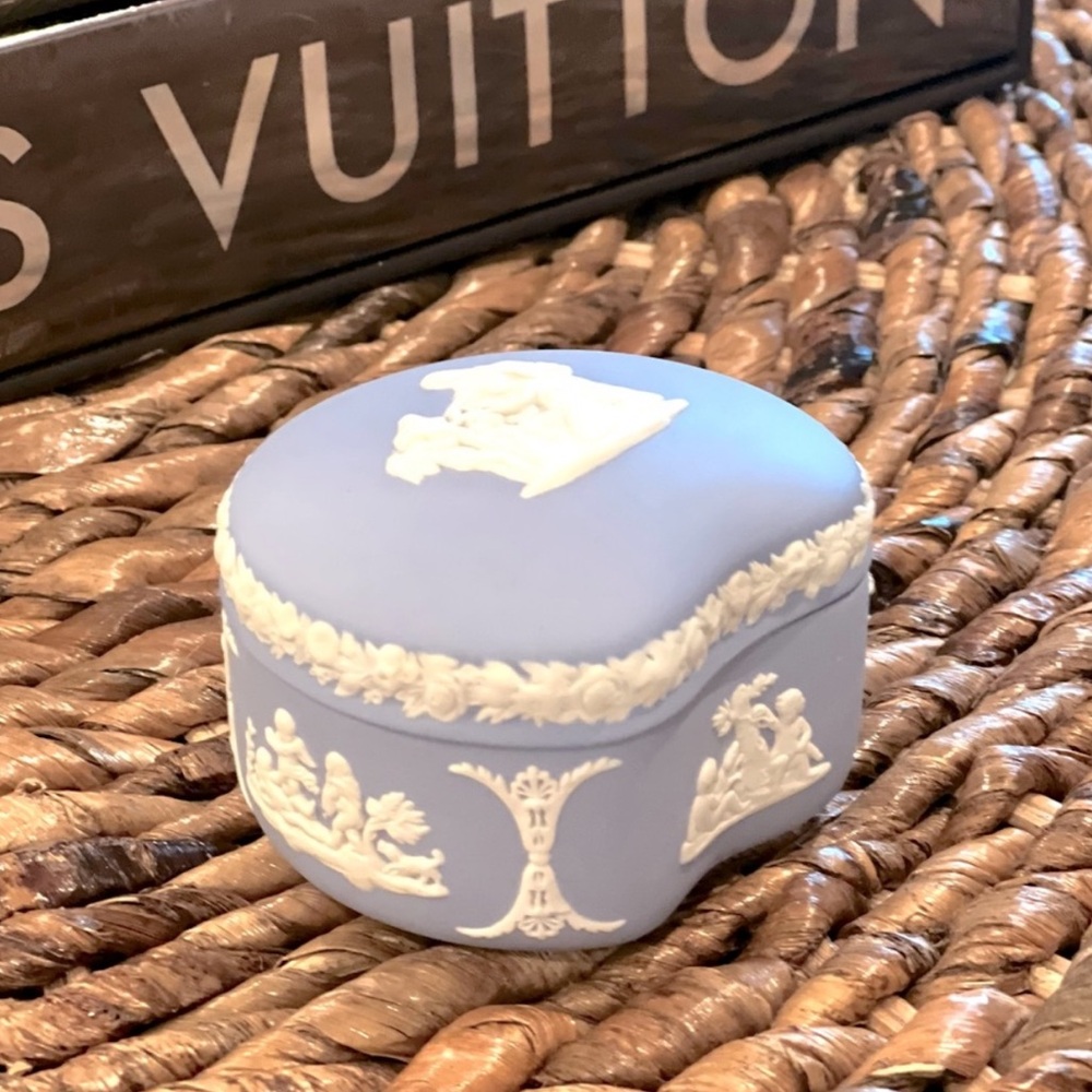 Vintage WEDGWOOD Neoclassical Aurora Blue & White Jasperware Trinket Box Jewelry